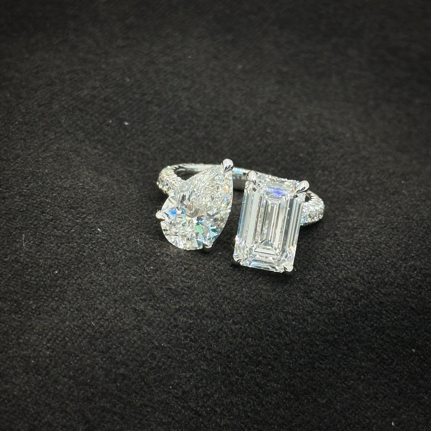Pear and emerald, toi et moi ring