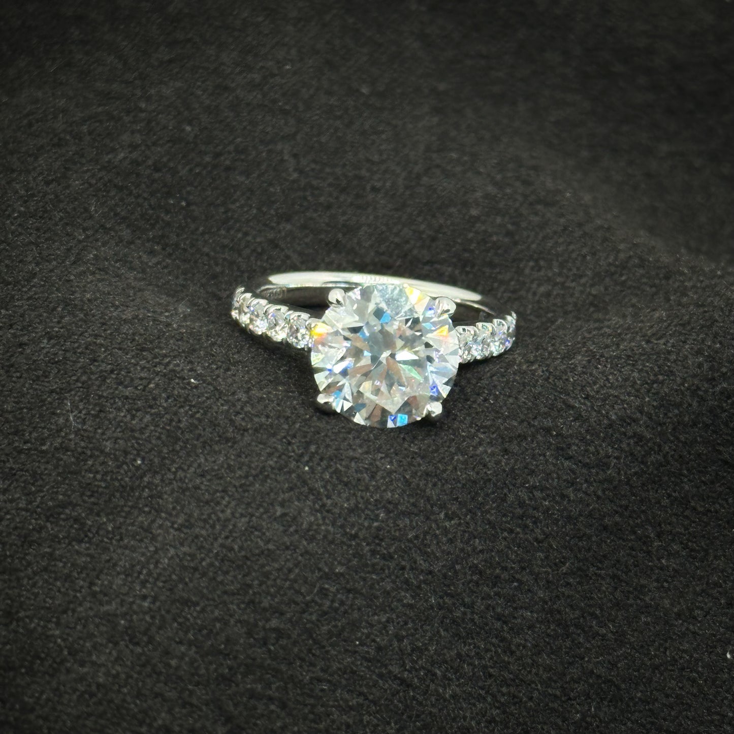 Round diamond, half pave band