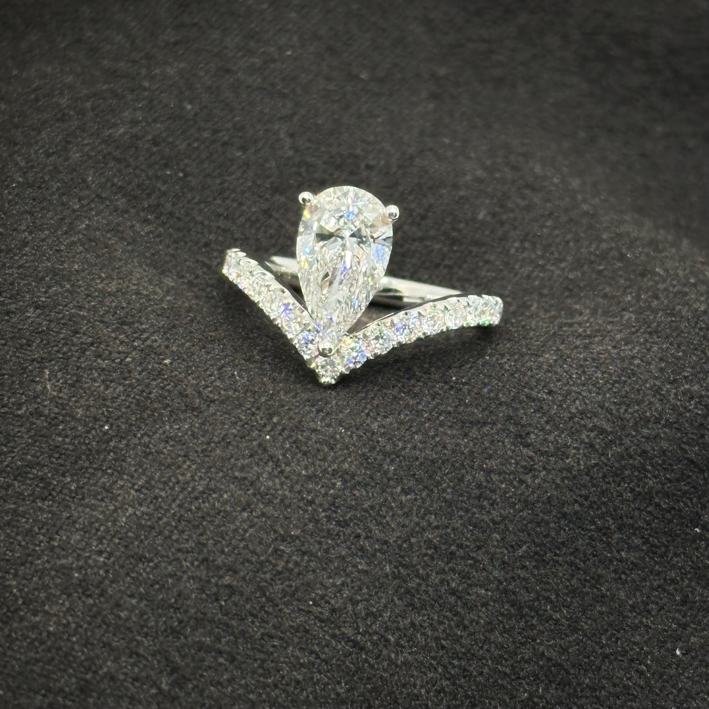 Pear shape, v pave band