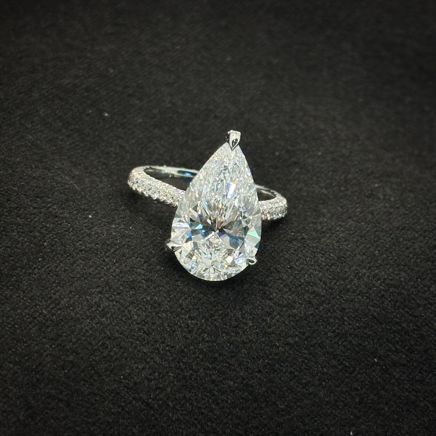 Pear shape, full pave band