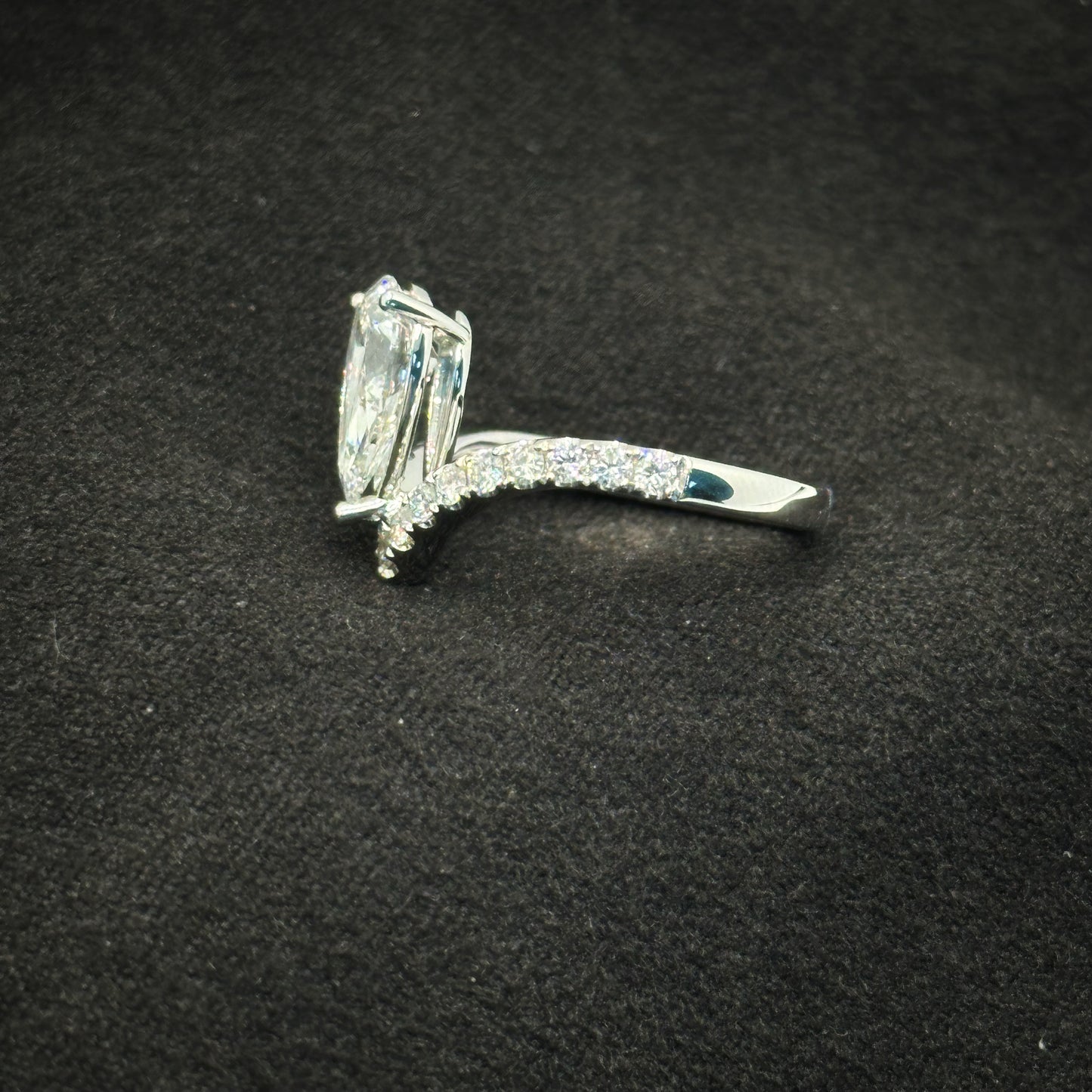 Pear shape, v pave band